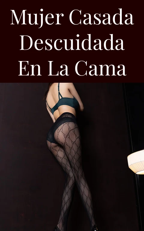 Mujer casada descuidada en la cama